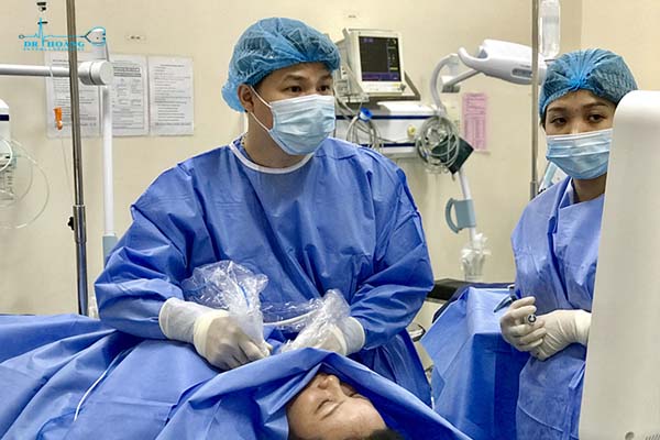 Mổ u tuyến giáp có nên không